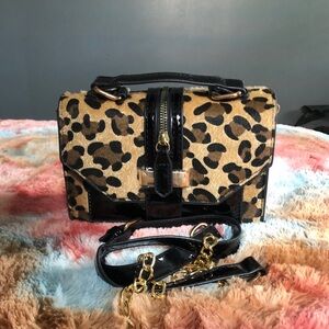NEW - Crossbody (patent leather/hide)
